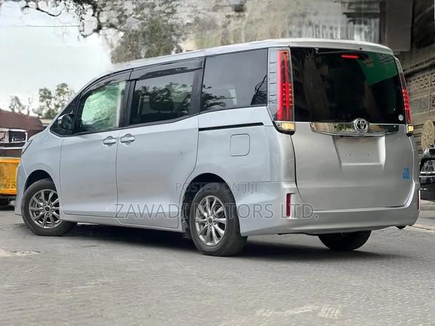 Toyota Noah 2.0 AWD (8 Seater) 2019 Silver