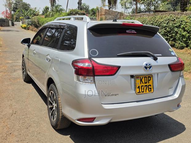 Toyota Corolla Fielder 1.5 Hybrid FWD 2016 Silver
