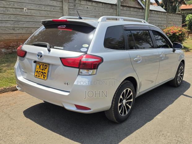 Toyota Corolla Fielder 1.5 Hybrid FWD 2016 Silver