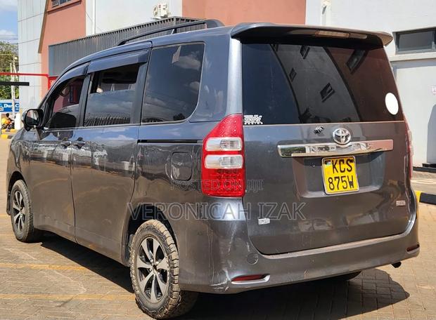 Toyota Noah 2011 Gray