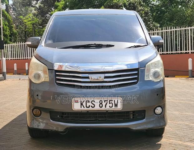 Toyota Noah 2011 Gray