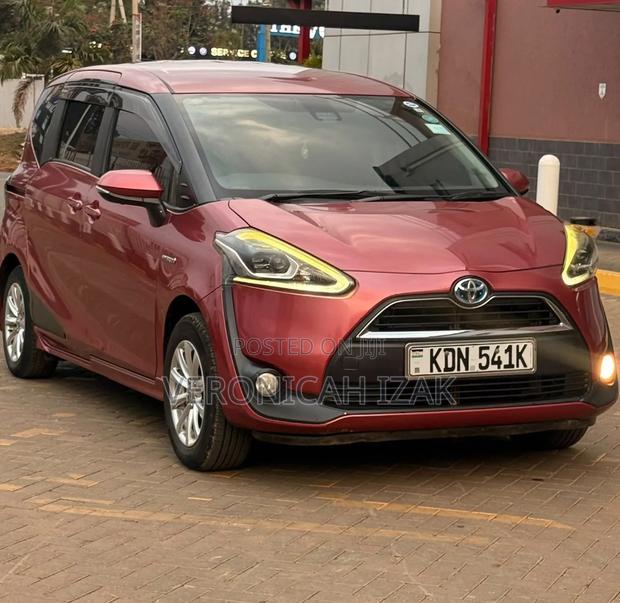Toyota Sienta 2017 Red