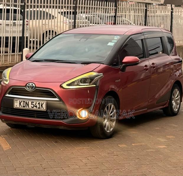 Toyota Sienta 2017 Red