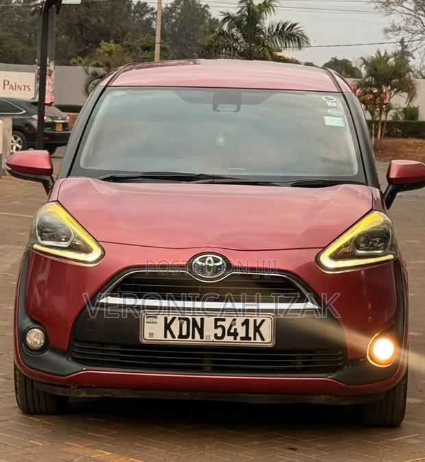 Toyota Sienta 2017 Red
