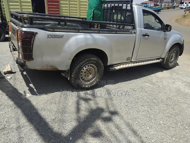 Isuzu D-MAX 2014 Silver
