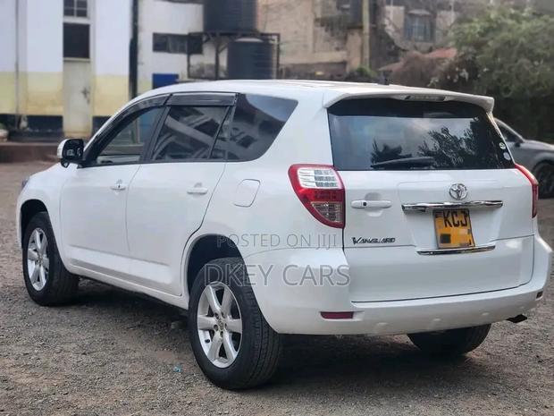 Toyota Vanguard 2010 White