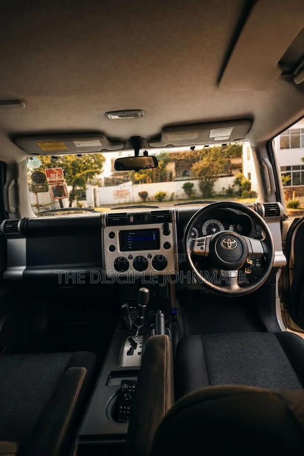 Toyota FJ Cruiser 2010 White
