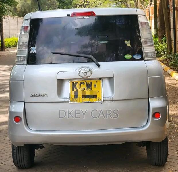 Toyota Sienta 2012 Silver