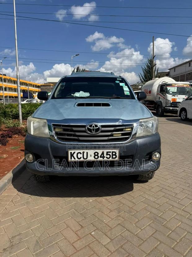 Toyota Hilux 2013 Blue