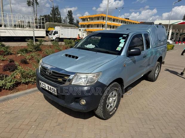 Toyota Hilux 2013 Blue
