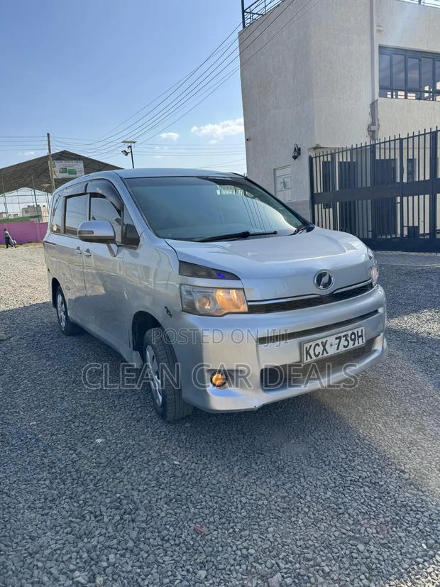 Toyota Voxy 2012 Silver