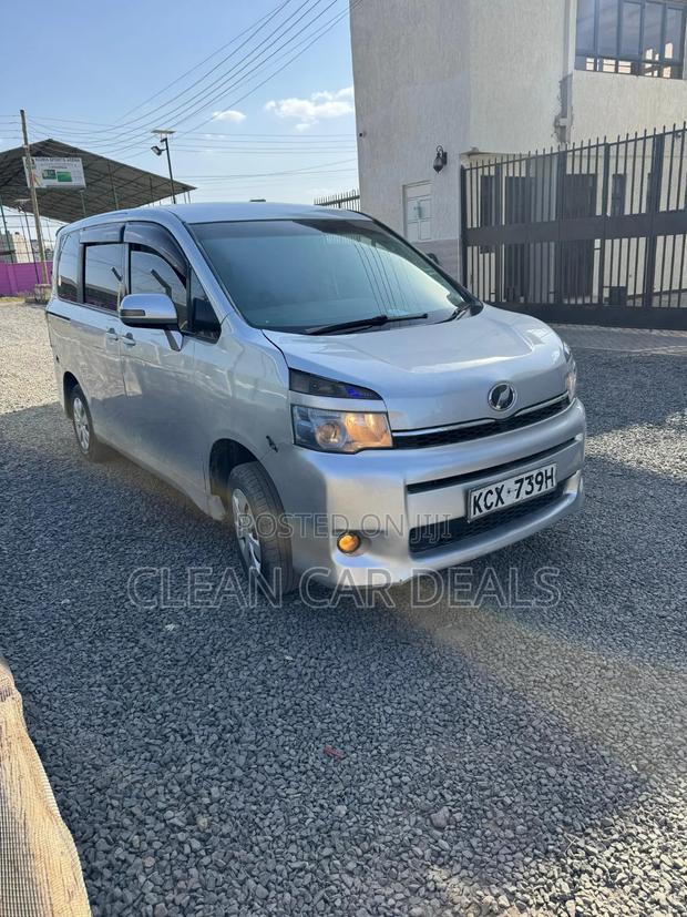 Toyota Voxy 2012 Silver
