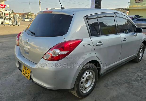 Nissan Tiida 2011 Silver
