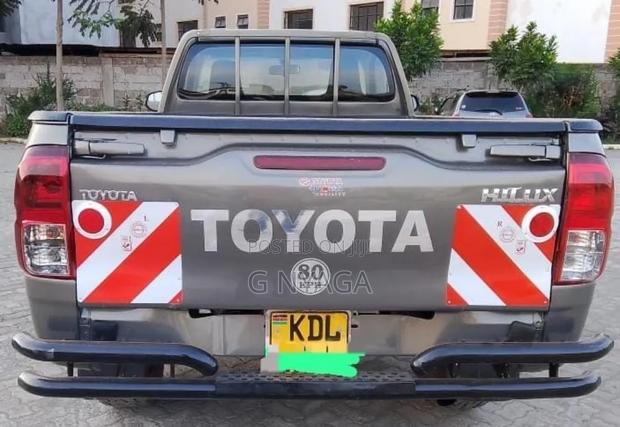 Toyota Hilux 2022 Beige