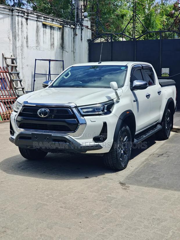 Toyota Hilux 2019 White