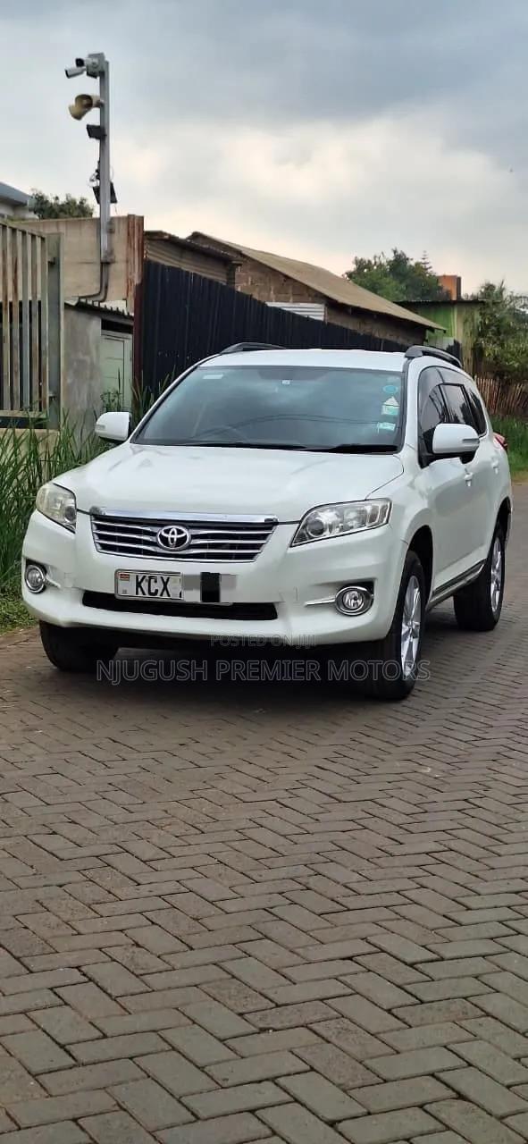 Toyota Vanguard 2012 White