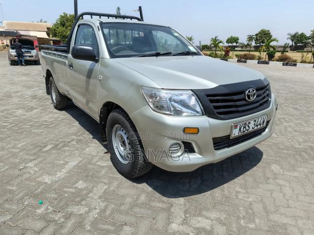 Toyota Hilux 2013 Silver