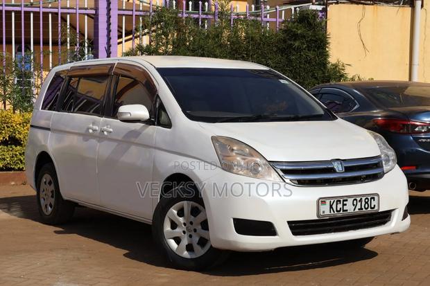 Toyota ISIS 2008 White