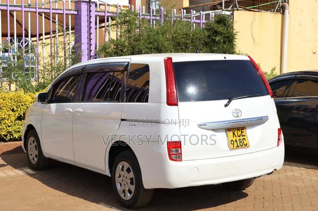 Toyota ISIS 2008 White