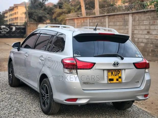 Toyota Corolla Fielder 2017 Silver