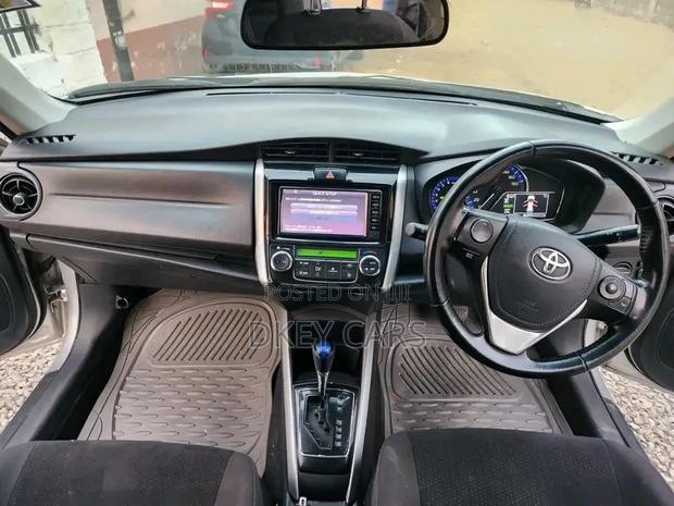 Toyota Corolla Fielder 2017 Silver