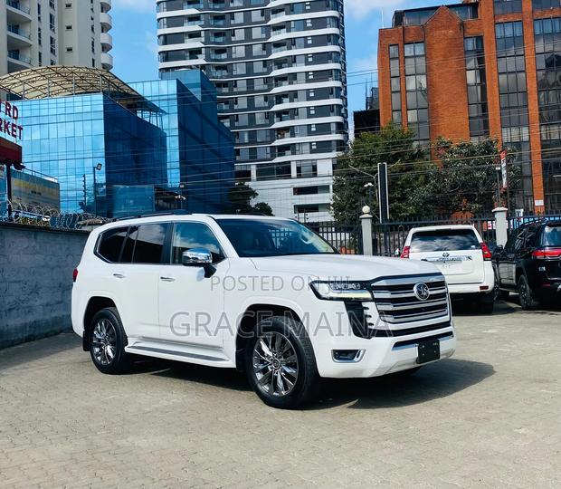 Toyota Land Cruiser LC300 2023 White