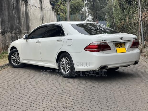 Toyota Crown 2011 White