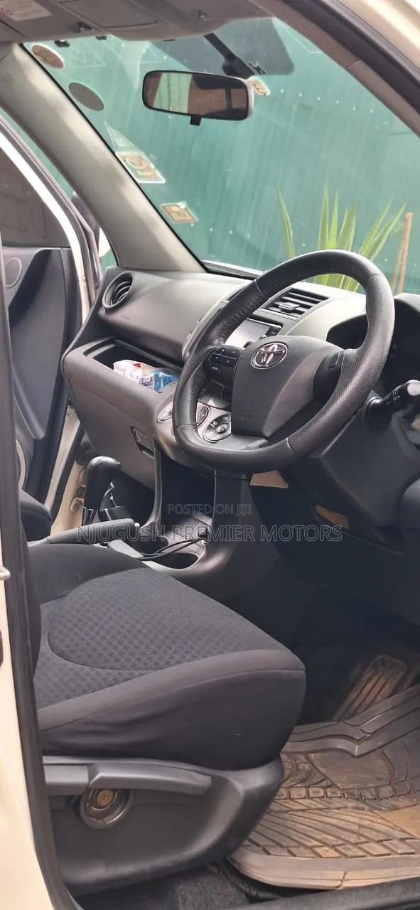 Toyota Vanguard 2012 White
