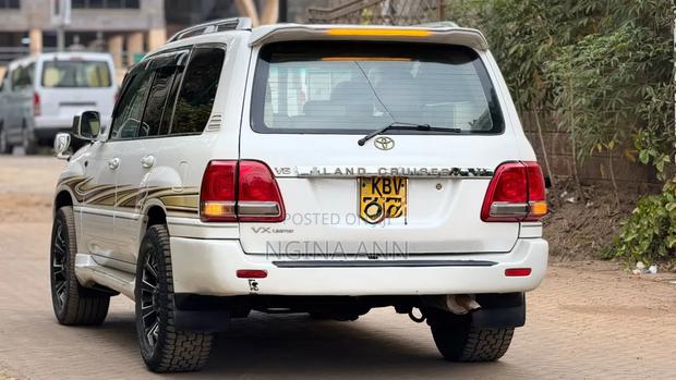 Toyota Land Cruiser 2006 White