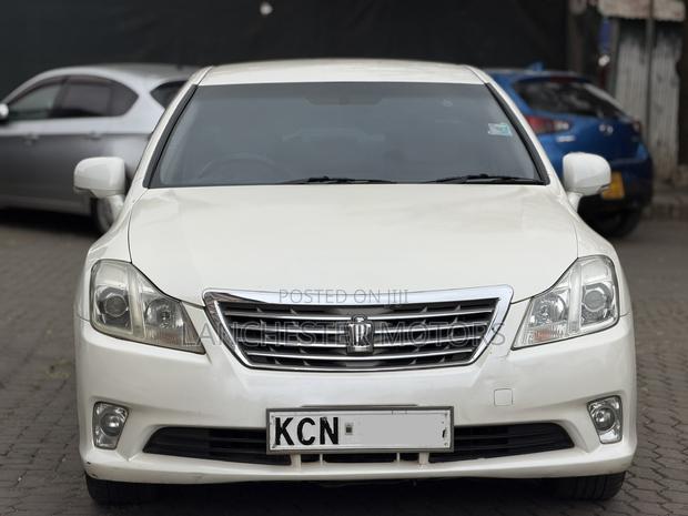 Toyota Crown 2010 White