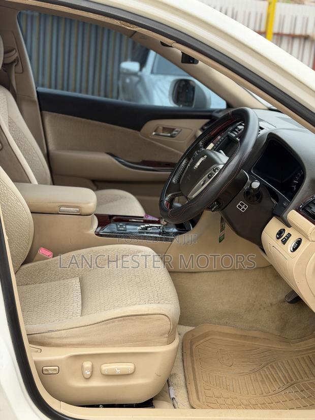 Toyota Crown 2010 White