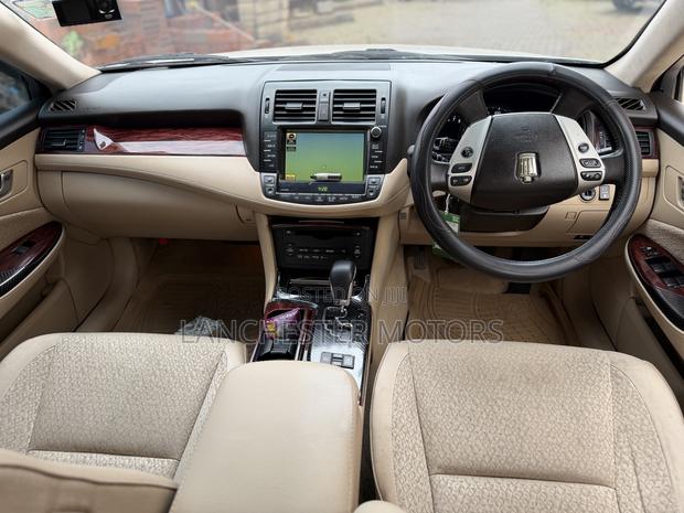 Toyota Crown 2010 White