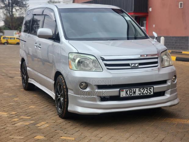 Toyota Noah 2.0 FWD (8 Seater) 2006 Silver