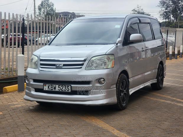 Toyota Noah 2.0 FWD (8 Seater) 2006 Silver