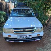 Toyota Hilux 2.5 Cab 2005 White for sale