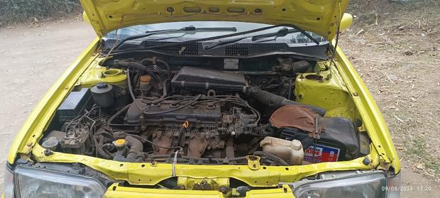 Nissan Primera 2004 Yellow
