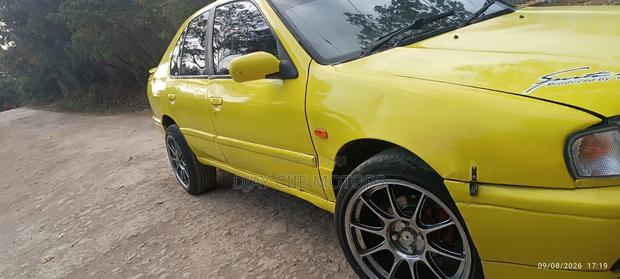 Nissan Primera 2004 Yellow