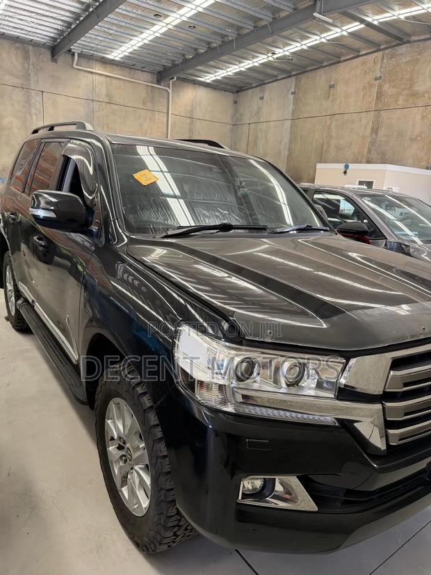 Toyota Land Cruiser 4.6 V8 GX 2019 Black