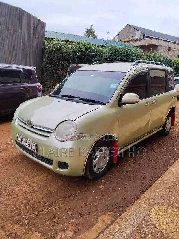 Toyota Sienta 1.5 FWD 2010 Green