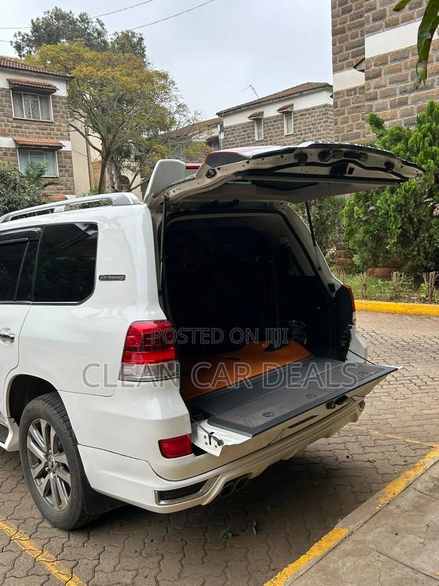 Toyota Land Cruiser 2011 White