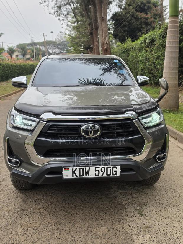 Toyota Hilux Revo Smart Cab Deisel 2.4 AWD 2022 Gold