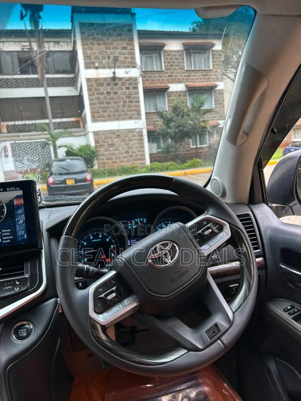 Toyota Land Cruiser 2011 White