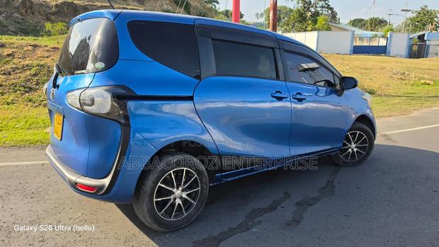 Toyota Sienta 2015 Blue