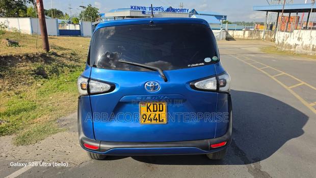 Toyota Sienta 2015 Blue