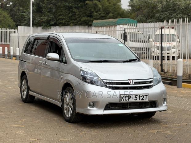 Toyota ISIS 2011 Silver