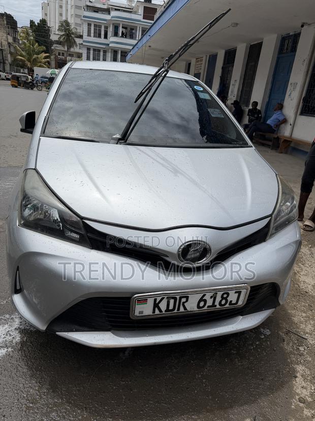 Toyota Vitz 2017 Silver
