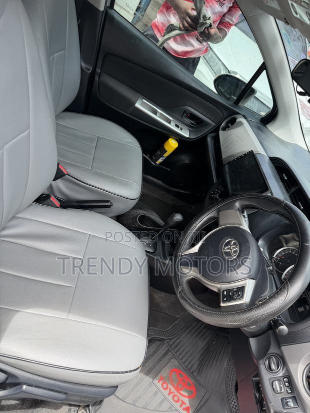 Toyota Vitz 2017 Silver