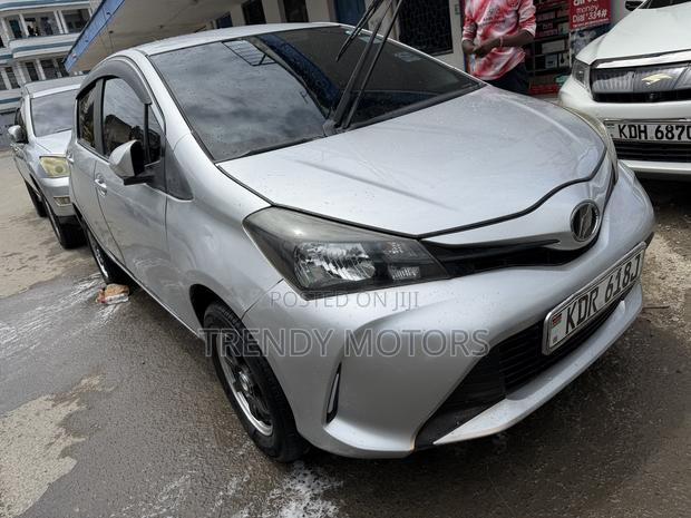 Toyota Vitz 2017 Silver