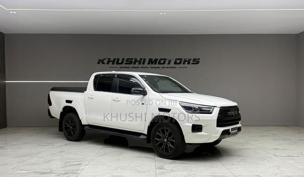 Toyota Hilux 2022 White