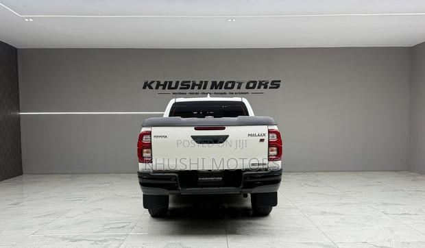 Toyota Hilux 2022 White